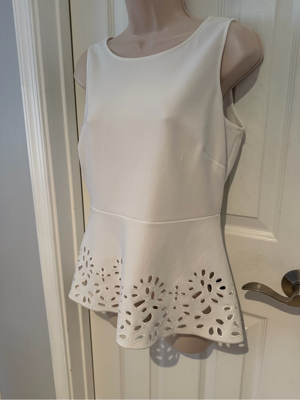 Boston Proper Beyond Travel White Peplum Laser-Cut Top in Small - Picture 7 of 9